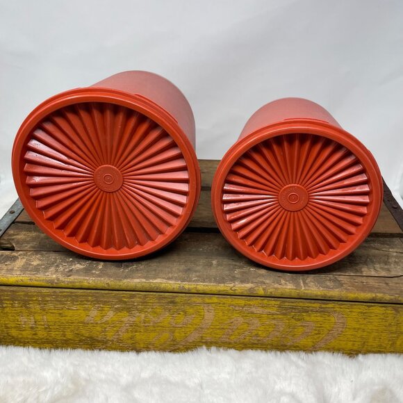 Vintage Tupperware Red Orange Storage Containers Starburst Lids Set Of 2 Nesting - Picture 5 of 13